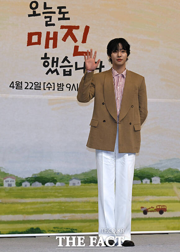 배우 안효섭이 포즈를 취하고 있다.