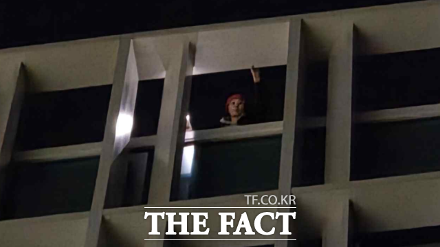 15일 교내 성폭력 의혹을 제기했다가 해임된 지혜복 씨가 복직을 요구하며 서울시교육청에서 고공농성을 벌이다 경찰에 체포됐다./ A학교 성폭력 사안·공익제보교사 부당전보 철회를 위한 공동대책위원회