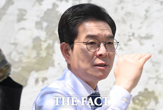 정원오 더불어민주당 서울시장 후보(가운데)가 15일 오전 서울 종로구 북촌의 뜰에서 이재윤 삼청정독길 상인회 회장(오른쪽)과 김용조 북촌 계동길 상인회 회장 등 북촌 상인들을 만나 '찾아가는 서울人터뷰'를 진행하고 있다. /박헌우 기자