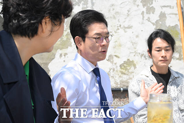 정원오 더불어민주당 서울시장 후보(가운데)가 15일 오전 서울 종로구 북촌의 뜰에서 이재윤 삼청정독길 상인회 회장(오른쪽)과 김용조 북촌 계동길 상인회 회장 등 북촌 상인들을 만나 '찾아가는 서울人터뷰'를 진행하고 있다. /박헌우 기자