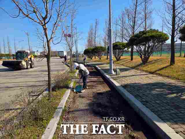 당진시가 석문국가산업단지 내 도로의 대대적인 청소와 정비 작업을 추진한다. /당진시