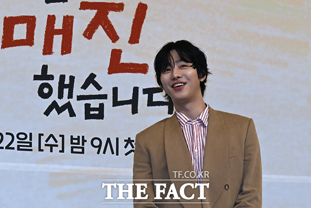 배우 안효섭이 포즈를 취하고 있다.