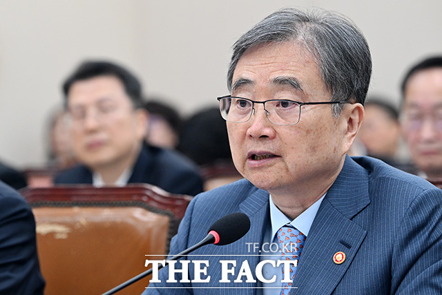 의원 질의에 답하는 조현 외교부 장관.