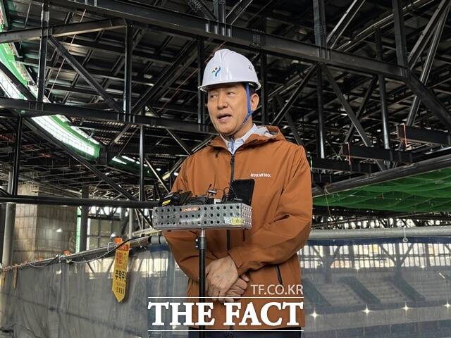 오세훈 서울시장이 창동 서울아레나 건립현장을 둘러본 뒤 기자들과 이야기를 나누고 있다. /문화영 기자