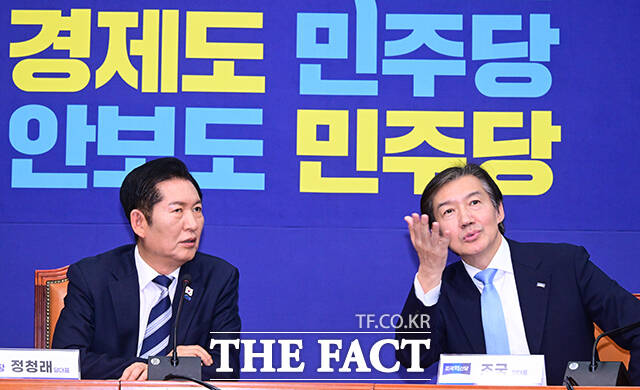 조 대표의 이 같은 방어적 해명이 이어지면서 민주당 내부의 시선도 점차 싸늘해지고 있다. 사진은 정청래 더불어민주당 대표와 조 대표가 26일 오전 서울 여의도 국회에서 만나 대화하고 있는 모습. /남윤호 기자