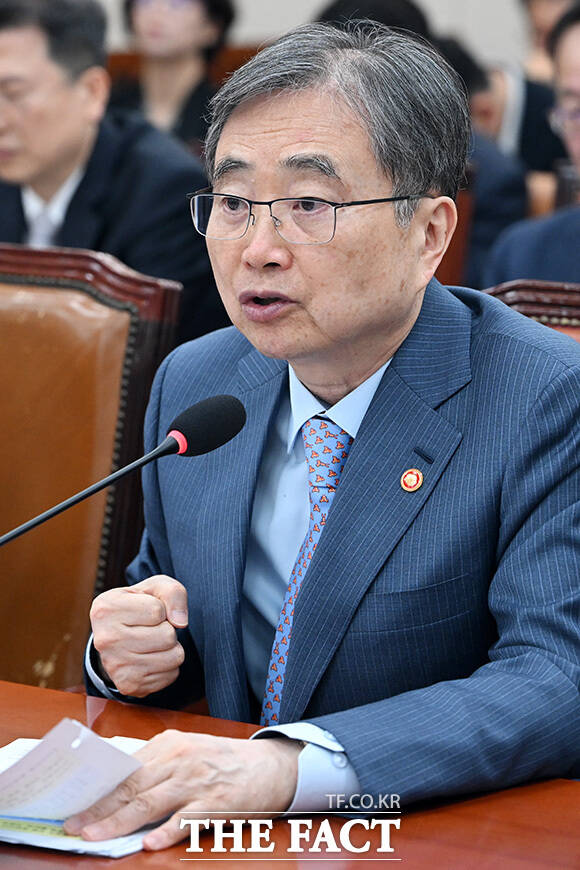 의원 질의에 답하는 조현 외교부 장관.