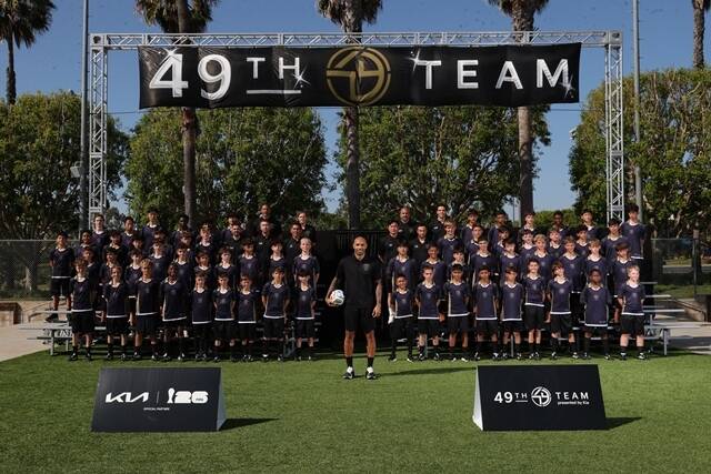 기아가 15일 FIFA 월드컵 2026™ 파트너십 프로그램 ‘오피셜 매치볼 캐리어(OMBC)’를 기반으로 한 유소년 축구 대회 ‘OMBC 컵’을 개최했다고 밝혔다. 사진은 월드컵 글로벌 앰버서더 '티에리 앙리(Thierry Henry)'와 'OMBC 컵'에 참가한 유소년 선수들. /기아 제공