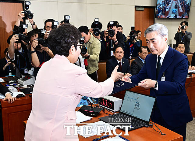 신현송 한국은행 총재 후보자가 15일 오전 서울 여의도 국회 재정경제기획위원회에서 열린 인사청문회에 참석해 증인선서를 마친 뒤 임이자 위원장에게 선서문을 제출하고 있다. /국회=배정한 기자