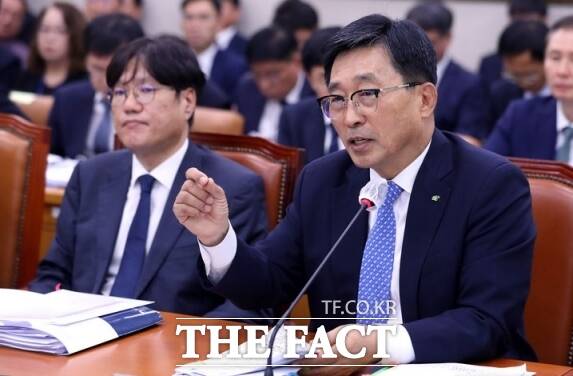 김춘진 전 한국농수산식품유통공사 사장이 지난 2023년 10월 18일 당시 서울 여의도 국회에서 열린 농촌진흥청 등에 대한 국정감사에서 의원들의 질의에 답하고 있다. /뉴시스