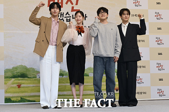 배우 안효섭과 채원빈, 안종연 감독, 배우 김범(왼쪽부터)이 15일 오후 서울 양천구 SBS에서 열린 SBS 새 수목드라마 '오늘도 매진했습니다' 제작발표회에 참석해 포즈를 취하고 있다. /송호영 기자