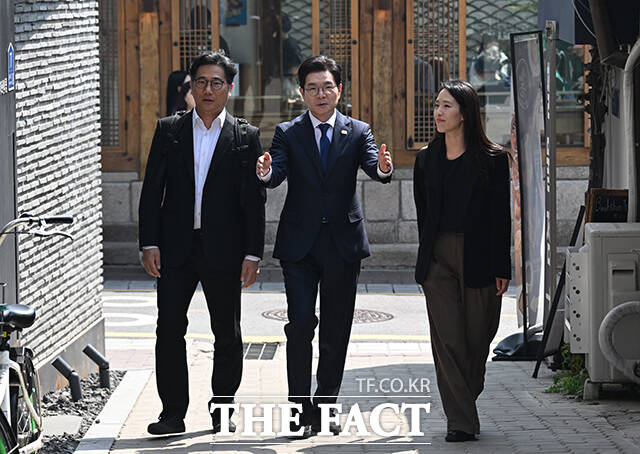 정원오 더불어민주당 서울시장 후보(가운데)가 15일 오전 서울 종로구 북촌의 뜰에서 이재윤 삼청정독길 상인회 회장(오른쪽)과 김용조 북촌 계동길 상인회 회장 등 북촌 상인들을 만나 '찾아가는 서울人터뷰'를 진행하고 있다. /박헌우 기자