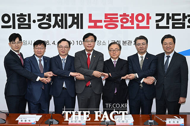 기념촬영 하는 박충권 국민의힘 의원과, 정점식 정책위의장, 정대진 한국자동차모빌리티산업협회 회상, 송언석 원내대표, 이상근 한국경영자총협회 상근 부회장, 오기웅 중소기업중앙회 상근부회장, 오충종 조선해양플랜트협회 부회장(왼쪽부터).