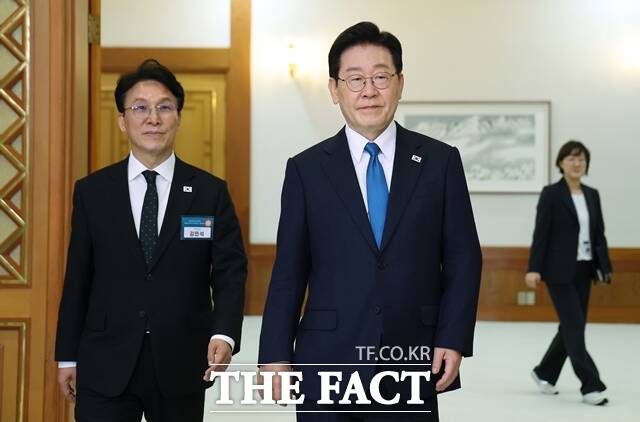 이재명 정부가 28년 만에 전면 개편한 규제합리화위원회가 본격적인 활동에 돌입했다. 이재명 대통령은 15일 청와대 충무실에서 규제합리화위원회 제1차 전체회의를 주재하고 규제 구조개혁 5대 방향과 메가특구 추진 방안 등에 대해 논의했다. /뉴시스