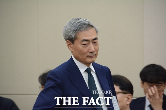 신현송 한국은행 총재 후보자가 15일 국회 기획재정위원회 전체회의실에서 열린 한국은행 총재 후보자 인사청문회에 참석하기 위해 입장하고 있다. /김태환 기자