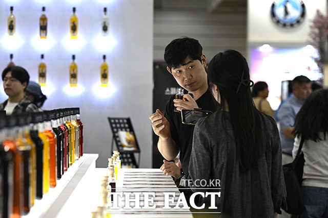 참가업체 관계자가 커피를 내리고 있다.