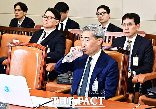 물 마시는 신현송 한국은행 총재 후보자.