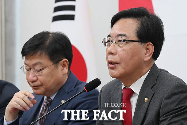 송 원내대표(오른쪽)가 노란봉투법이 기업에게 미치는 영향을 밝히고 있다.