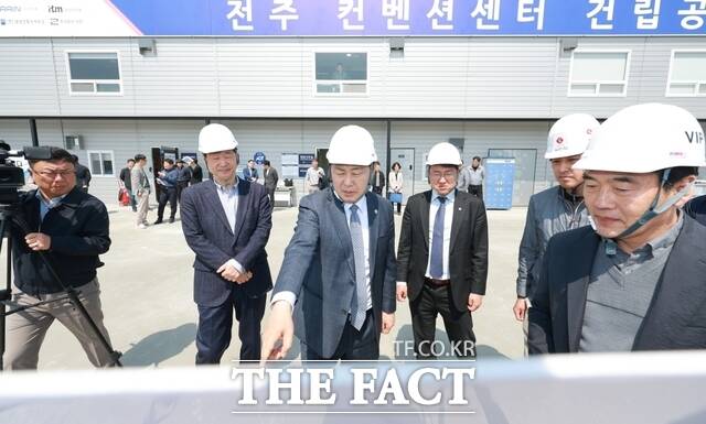 15일 전주시 덕진구 덕진동1가 전주 MICE복합단지를 찾은 김관영 전북도지사(가운데)가 현장을 찾아 사업 추진 상황을 보고받고 있다. /전북도