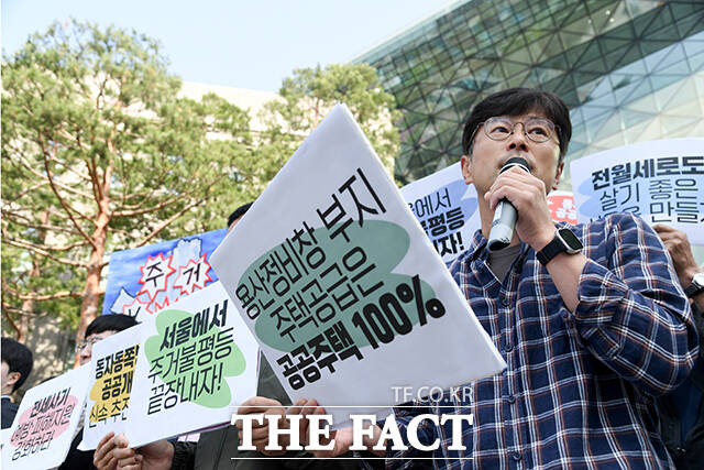 주거권네트워크가 15일 오전 서울 중구 서울시청 앞에서 열린 '주거불평등 끝장내자! 용산정비창을 모두의 집으로' 기자회견에서 구호를 외치고 있다. /박상민 기자