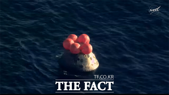 15일 자산운용업계에 따르면 전날(14일) 미래에셋자산운용의 'TIGER 미국우주테크'와 한국투자신탁운용의 'ACE 미국우주테크액티브' ETF가 동시 상장했다. 달 탐사를 마치고 지구에 무사히 귀환한 아르테미스 2호의 유인캡슐 '오리온'이 미국 샌디에이고 인근 태평양에 안착하고 있다. /NASA