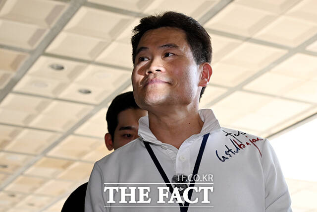 한국사 강사 출신 유튜버 전한길 씨가 13일 오후 서울 서초구 서울중앙지방검찰청에 구속영장 청구 전 피의자 조사를 받기 위해 출석하고 있다. /서예원 기자