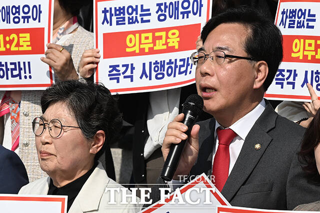 송언석 국민의힘 원내대표(앞줄 왼쪽에서 다섯 번째)와 정점식 정책위의장, 조지연 약자와의동행위원회 위원장 등이 15일 오전 서울 여의도 국회 본관 앞 계단에서 열린 '특수교육법 개정을 통한 선제적 장애 영유아 유보통합 시행 촉구대회'에 참석해 구호를 외치고 있다. /국회=김성렬 기자