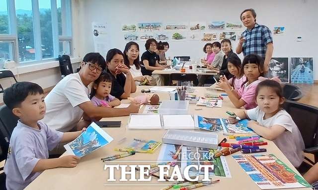 지난해 8월 삼국유사배움터 화본마을에서 열린 화본예술페스타에서 지역 주민을 대상으로 화가와 함께하는 그림체험 프로그램이 운영되고 있다. /군위군