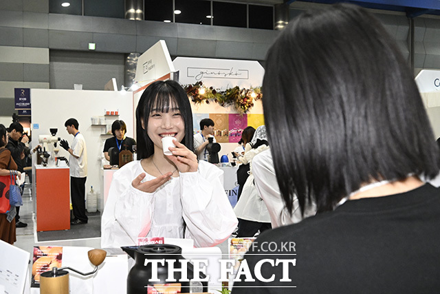 참가업체 관계자가 커피를 내리고 있다.