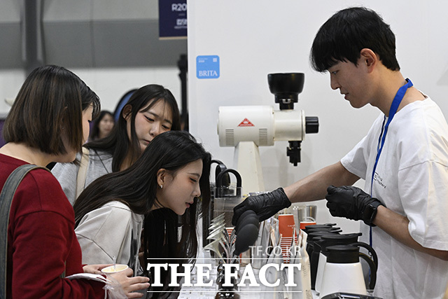 참가업체 관계자가 커피를 내리고 있다.