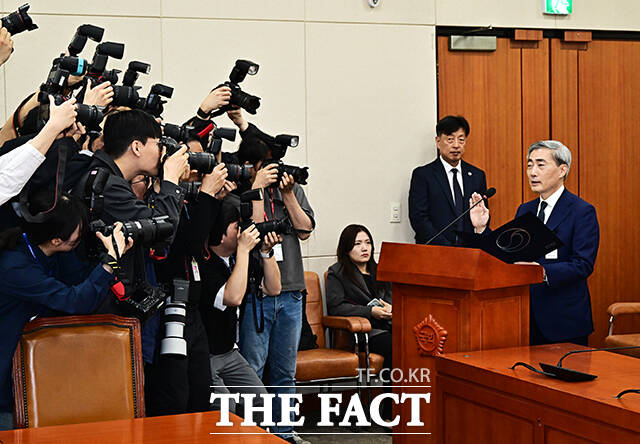 증인선서하는 신현송 한국은행 총재 후보자.