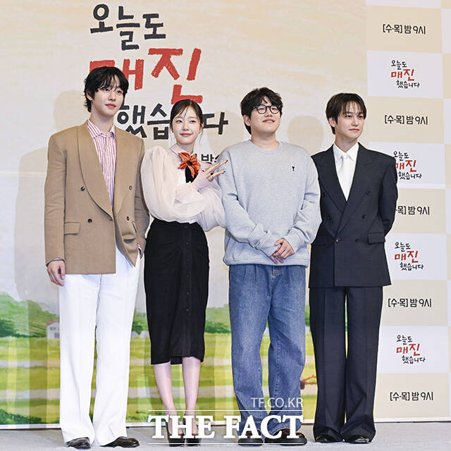 안효섭과 채원빈, 김범이 포즈를 취하고 있다.