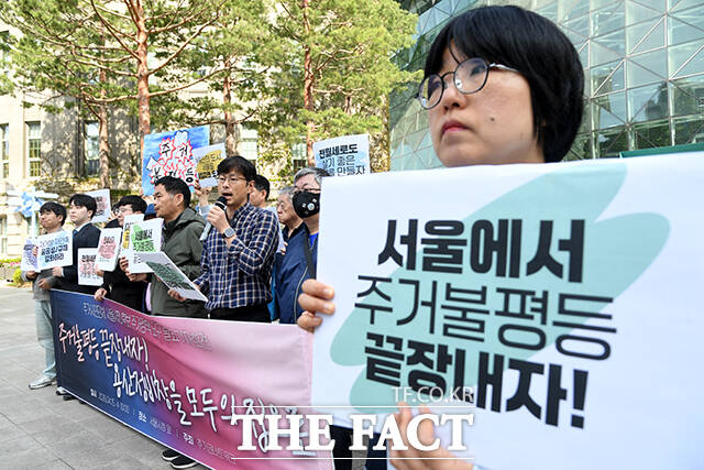 주거권네트워크가 15일 오전 서울 중구 서울시청 앞에서 열린 '주거불평등 끝장내자! 용산정비창을 모두의 집으로' 기자회견에서 구호를 외치고 있다. /박상민 기자