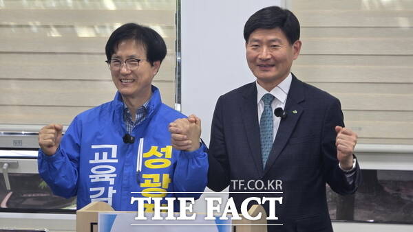 중도보수 성향으로 대전시교육감 출마를 타진했던 김영진 대전대학교 교수(오른쪽)가 15일 진보 성향의 성광진 대전시교육감 예비후보(왼쪽) 지지를 선언했다. /정예준 기자