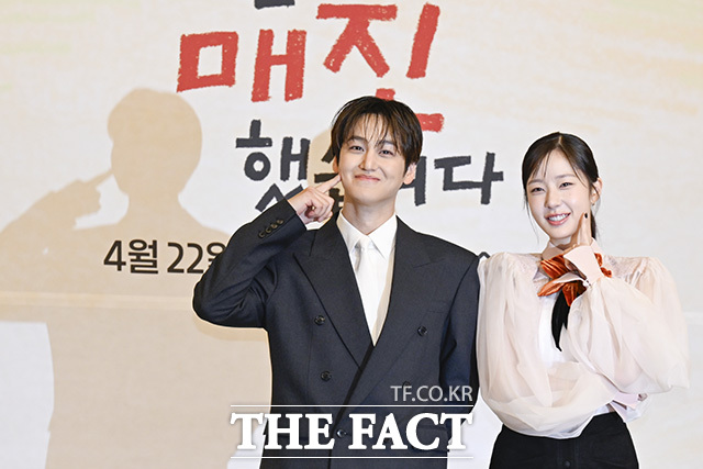 안효섭과 채원빈, 김범이 포즈를 취하고 있다.