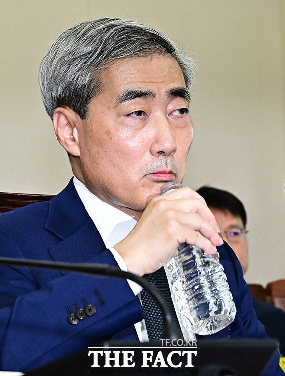 물 마시는 신현송 한국은행 총재 후보자.