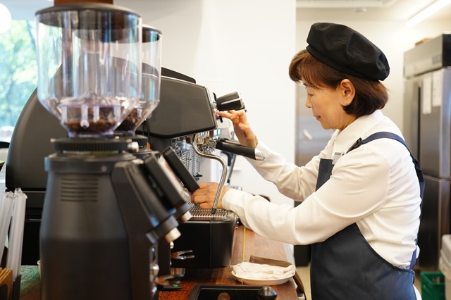 15일 오후 2시 행복더함 카페 직원 60대 임모 씨가 커피를 내리고 있다. /성북구