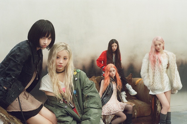 그룹 아일릿의 윤아 원희 이로하 모카 민주(왼쪽부터)가 네 번째 미니앨범 'MAMIHLAPINATAPAI'의 'FREE RIDER' 버전 콘셉트 포토를 공개했다./빌리프랩