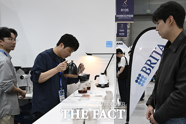 참가업체 관계자가 커피를 내리고 있다.