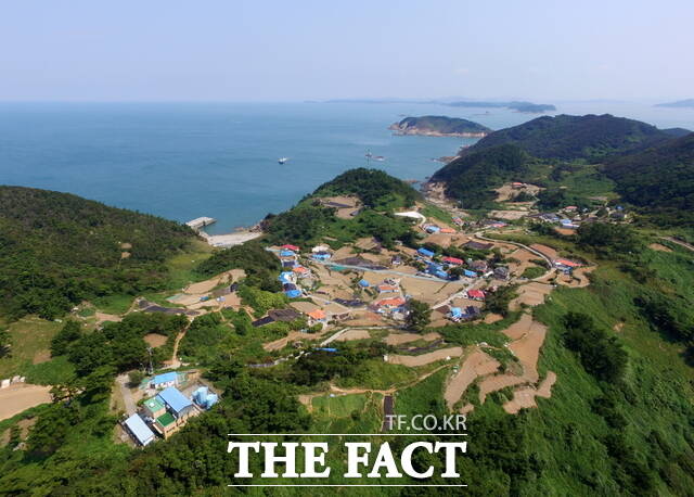 6쪽마늘의 원산지로 잘 알려진 태안군 가의도 섬 전경. /태안군