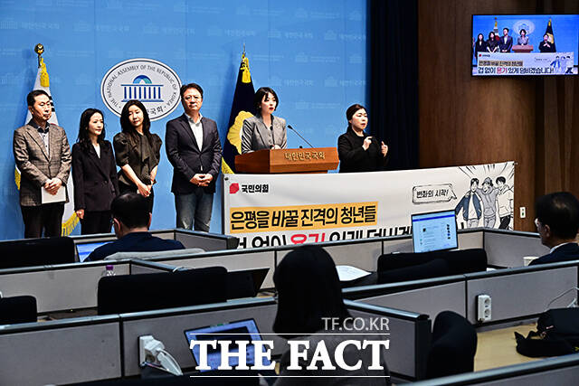 국민의힘 서울시당위원장을 맡고 있는 배현진 의원(왼쪽 세번째)이 15일 오후 서울 여의도 국회 소통관에서 기자회견을 열고 발언을 하고 있다. 배 의원은 이날 기자회견에서 서울의 대표 험지인 은평구를 ‘청년특구’로 지정한다고 밝혔다. /국회=배정한 기자