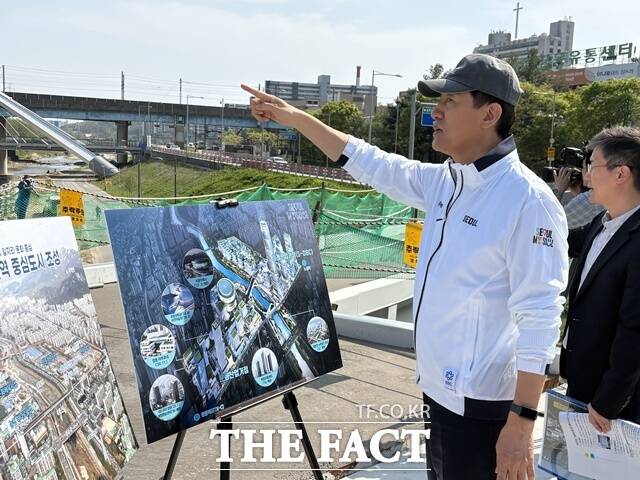 오세훈 서울시장이 15일 도봉구 창동 일대 주요 거점 현장답사를 진행했다. /문화영 기자