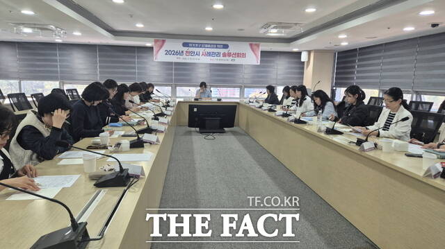 천안시가 15일 시청 중회의실에서 법률·다문화·복지 전문가들과 함께 고난도 사례 해결을 위한 '천사솔루션' 회의를 진행하고 있다. /천안시