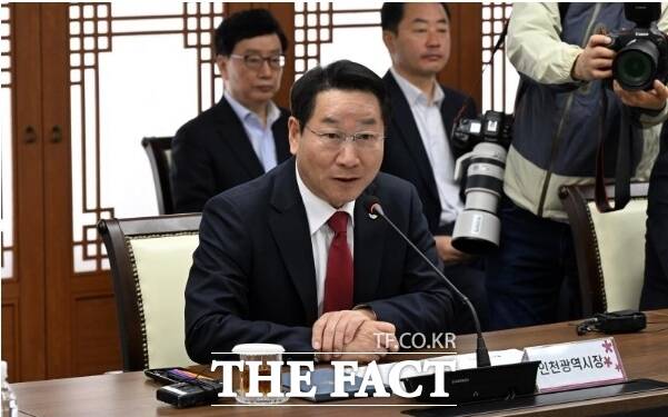 유정복 인천시장이 지난 9일 시청 장미홀에서 열린 2026년 4월 인천시 긴급 간부회의에서 제2차 공공기관 지방 이전 관련 현황 등을 논의했다. /인천시