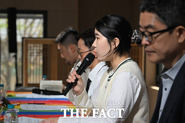 서울퀴어퍼레이드집행위원회 무대팀장 소피(오른쪽 두 번째)가 15일 오전 서울 종로구 향린교회에서 열린 '2026 제27회 서울퀴어문화축제 개최 발표 기자회견'에 참석해 발언하고 있다. /박헌우 기자