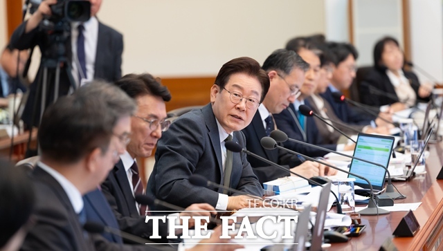 청와대는 15일 이재명 대통령이 지난 2022년 대선 당시 제기된 조폭 연루설을 두고 국민의힘에 사과를 요구한 데 대해 마땅히 사과 및 그에 따른 책임을 져야 할 것이라고 밝혔다. 이 대통령이 14일 청와대에서 주재한 제16회 국무회의 겸 제5차 비상경제점검회의에서 발언하고 있다. /청와대