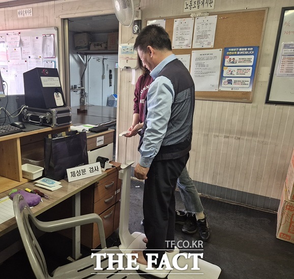 '직장IN 건강ON' 프로그램 참여 시민이 체성분 검사를 하고 있다. /부천시