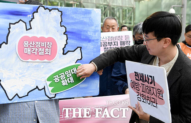 주거권네트워크가 15일 오전 서울 중구 서울시청 앞에서 열린 '주거불평등 끝장내자! 용산정비창을 모두의 집으로' 기자회견에서 구호를 외치고 있다. /박상민 기자