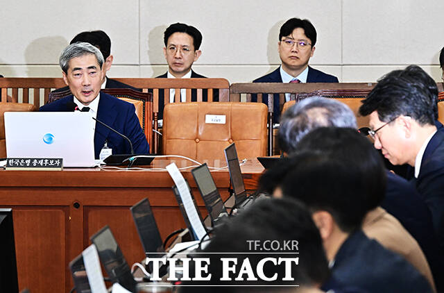 질의에 답변하는 신현송 한국은행 총재 후보자.