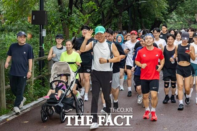 서울은 아프면 병원에 가는 도시를 넘어, 도시 자체가 시민의 병을 막는 '거대한 건강 설계자'로 변모하고 있다. 사진은 오세훈 서울시장이 지난해 아침 러닝 번개 '남산런'에 참가한 시민들과 남산 북측 순환로를 달리고 있는 모습. /서울시