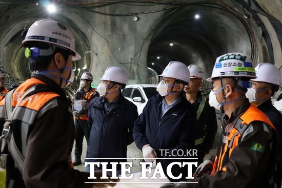 박재만 사장 등 경기교통공사 관계자들이 지난 14일 도봉산옥정선 건설 사업 현장을 찾아 공사 추진 현황 및 안전관리 체계 등을 점검하고 있다. /경기교통공사